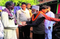 ग्रामीण को पैसे देते पकड़ाया नूर, तो सफाई में कहा पैसे का चुनाव से कोई संबंध नहीं, ये भी कहा...