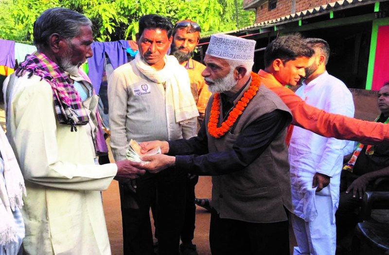 ग्रामीण को पैसे देते पकड़ाया नूर, तो सफाई में कहा पैसे का चुनाव से कोई संबंध नहीं, ये भी कहा...