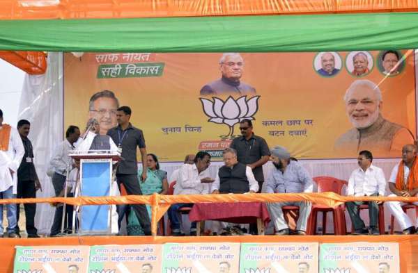  जनता से कहा जो प्यार 15 सालों से मिलता रहा है। निरंतर वह आपसे इस चुनाव में भी मिलेगा