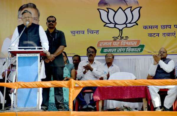  जनता से कहा जो प्यार 15 सालों से मिलता रहा है। निरंतर वह आपसे इस चुनाव में भी मिलेगा