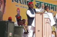 अखिलेश ने सीएम पर कसा तंज, कहा- हमारी सड़क पर लड़ाकू विमान उतरते हैं, रमन अपनी सड़क का बताए हाल, सपा प्रमुख ने ये भी कहा...