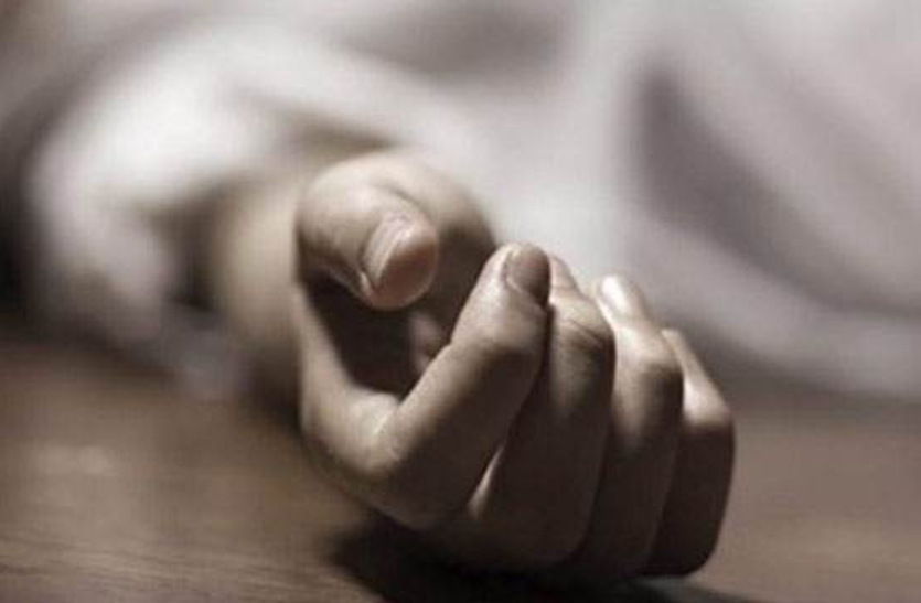 सूचना मिलते ही भागे-भागे ग्रामीण के घर पहुंची पुलिस, कमरे के भीतर जाकर देखा तो उड़ गए होश