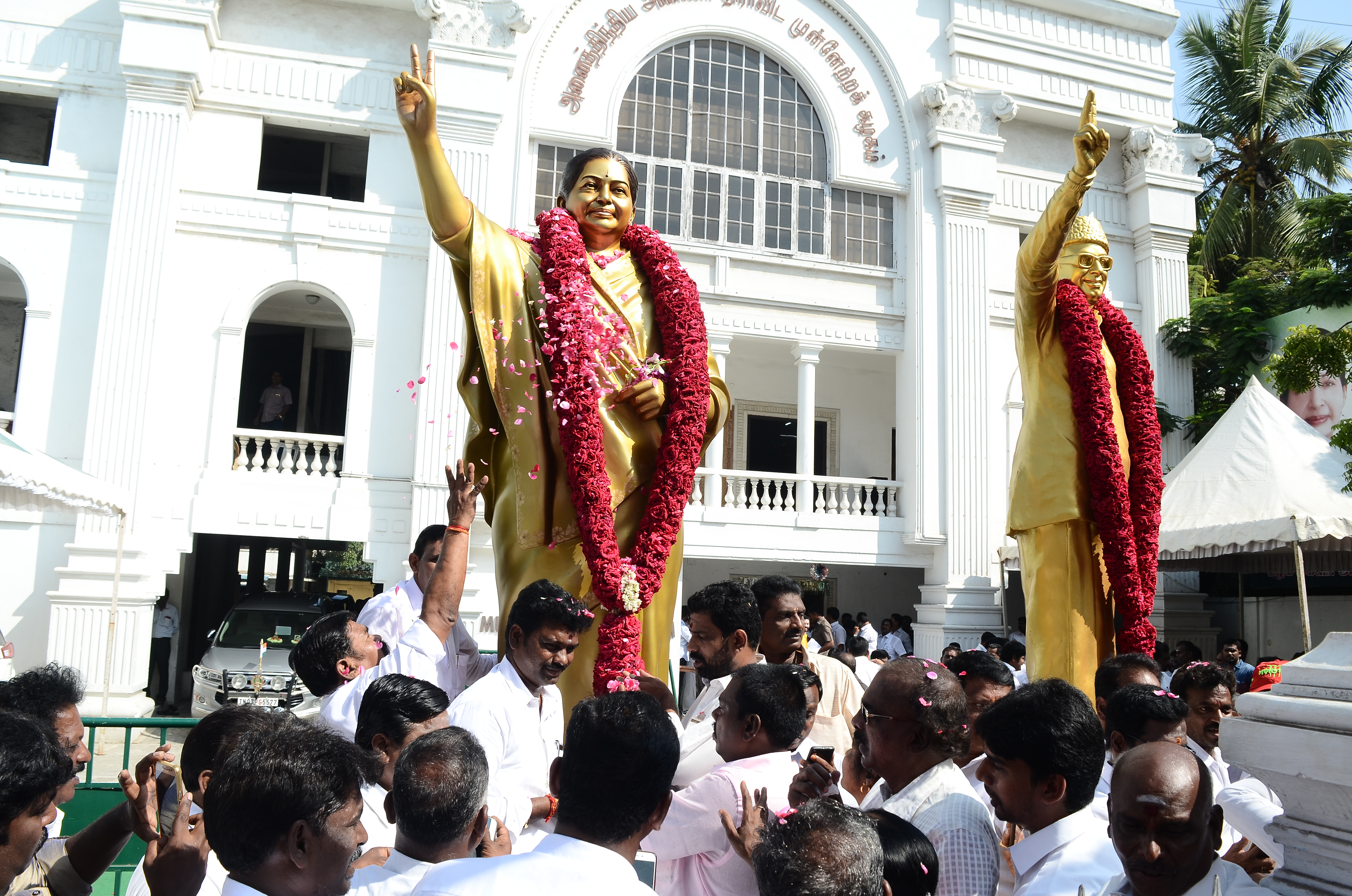 Jayalalitha's new life sized statue Unveiled