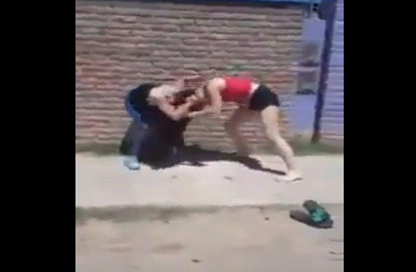 two girl fighting on road video went viral