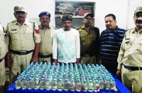 पुलिस ने शराब तस्कर के ठिकानों पर दी दबिश, शराब के साथ ये सामान भी किया जब्त