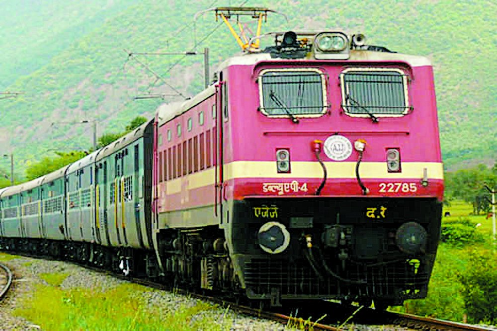 itarsi, railway, midghat section, point fault, train detain