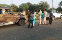 मुख्य मार्ग पर चल रही थी जांच, लग्जरी कार को रूकवाया, भीतर देखा तो पुलिस के उड़ गए होश