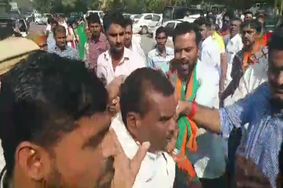 कार्यकर्ता बन कर भाजपा जिलाध्यक्ष जोशी की काटी जेब, धुनाई कर किया पुलिस के हवाले