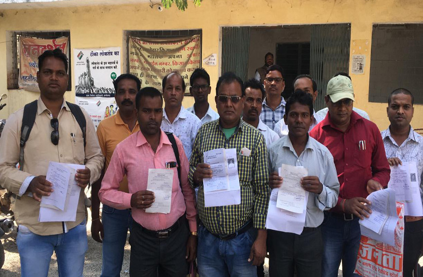 डाक मतपत्र से वोट देने भटक रहे थे कर्मचारी, मीडिया के दखल के बाद डाल पाए वोट