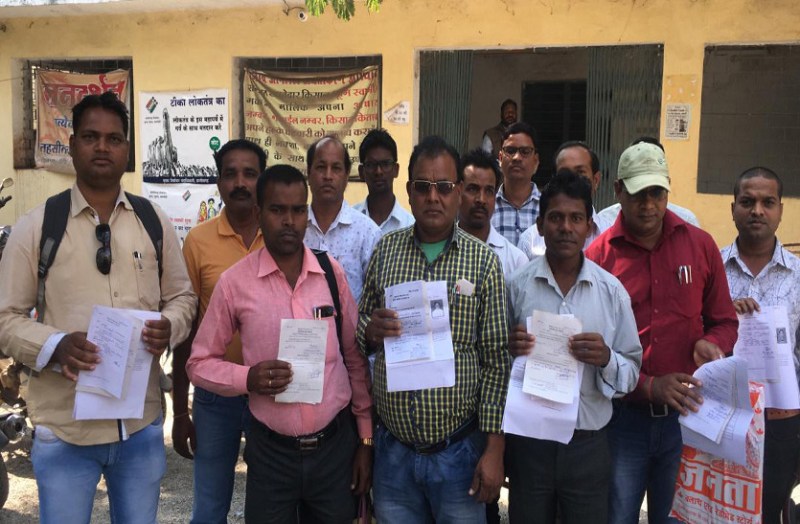 डाक मतपत्र से वोट देने भटक रहे थे कर्मचारी, मीडिया के दखल के बाद डाल पाए वोट