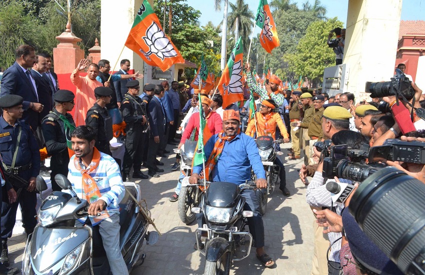 CM योगी आदित्यनाथ ने नहीं की बाइक की सवारी, रैली को हरी झंडी दिखा कर हुए रवाना