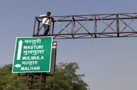 5 घन्टे की जद्दोजहद के बाद उतारा नीचे