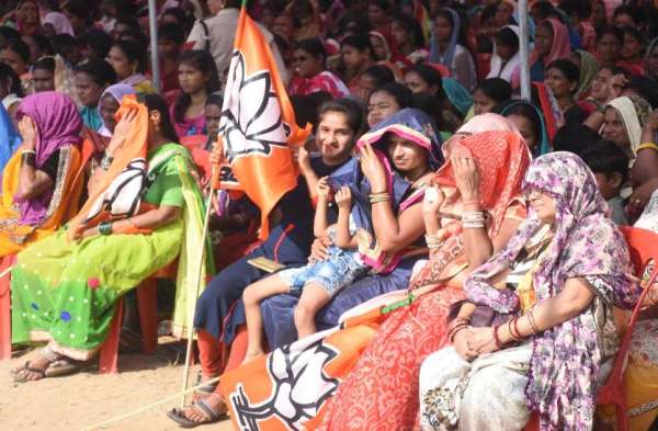 कांग्रेसी नकल करते है, लेकिन अकल नहीं लगाते