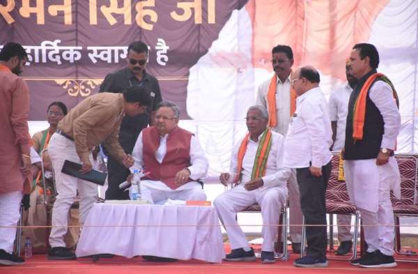 कांग्रेसी नकल करते है, लेकिन अकल नहीं लगाते