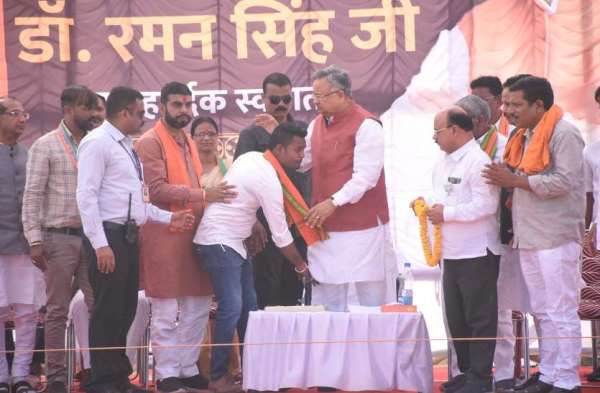 कांग्रेसी नकल करते है, लेकिन अकल नहीं लगाते