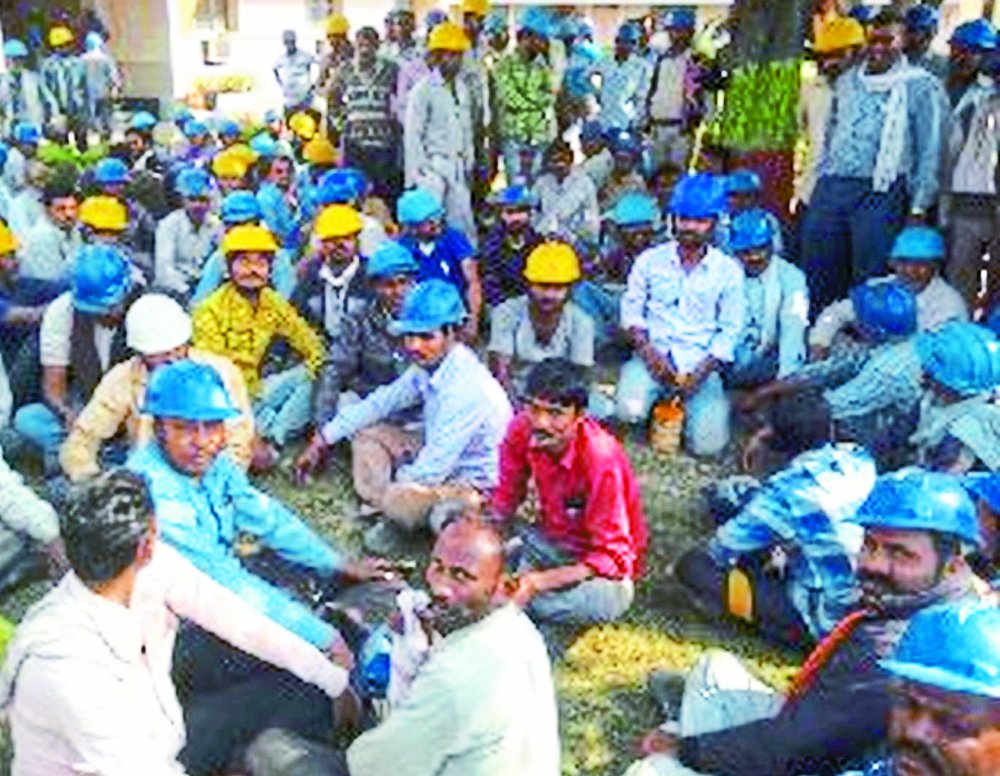 Deepawali did not get salaries, workers locked at the gate of cement