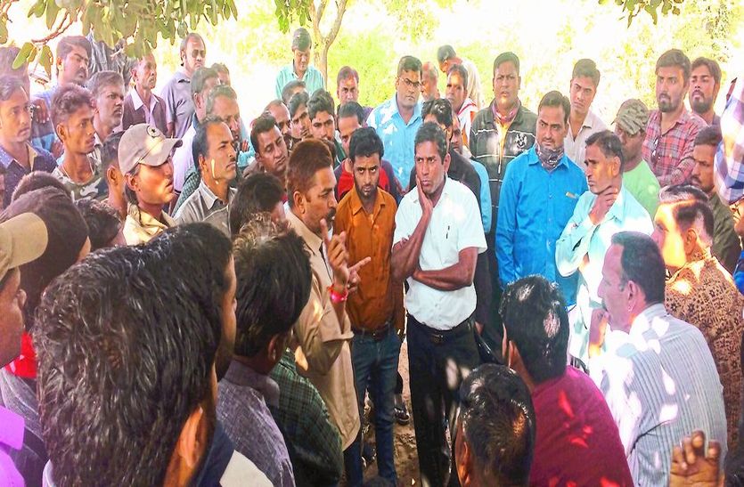 हुई बैठक में मौजूद लोग।