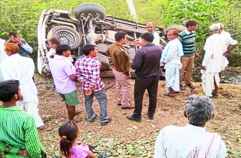 जमा हुई ग्रामीणों की भीड़।