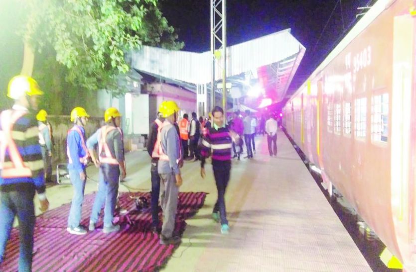मलारना स्टेशन पहुंचे बचाव कर्मी।
