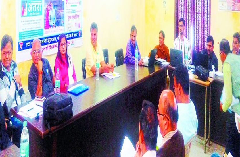 समिति की बैठक में उपस्थित अधिकारी।