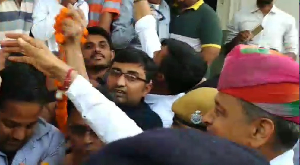 RAJ ELECTION 2018 : Ashok Gehlot arrives in Jodhpur, again rush crowd