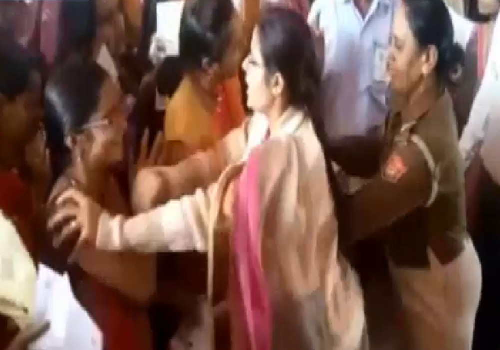UPTET 2018 परीक्षा देने आई महिलाओं के साथ हुई धक्का-मुक्की, जमकर मचा बवाल, कहा उतारो इसे फिर दो परीक्षा