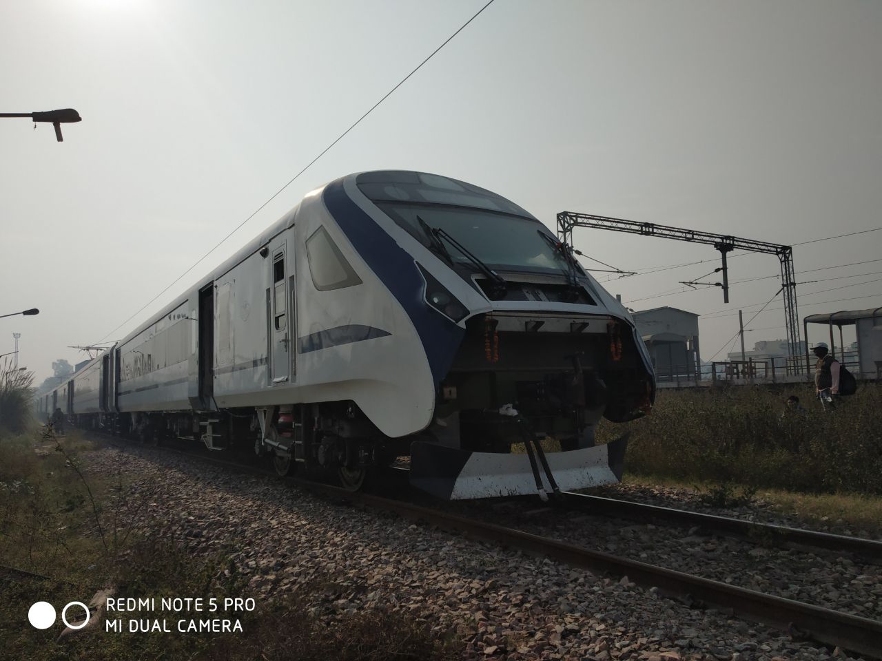 पटरी पर दौड़ी देश की पहली मेक इन इंडिया ट्रेन, 360 डिग्री पर घूमेंगी सीटें- देखें वीडियो