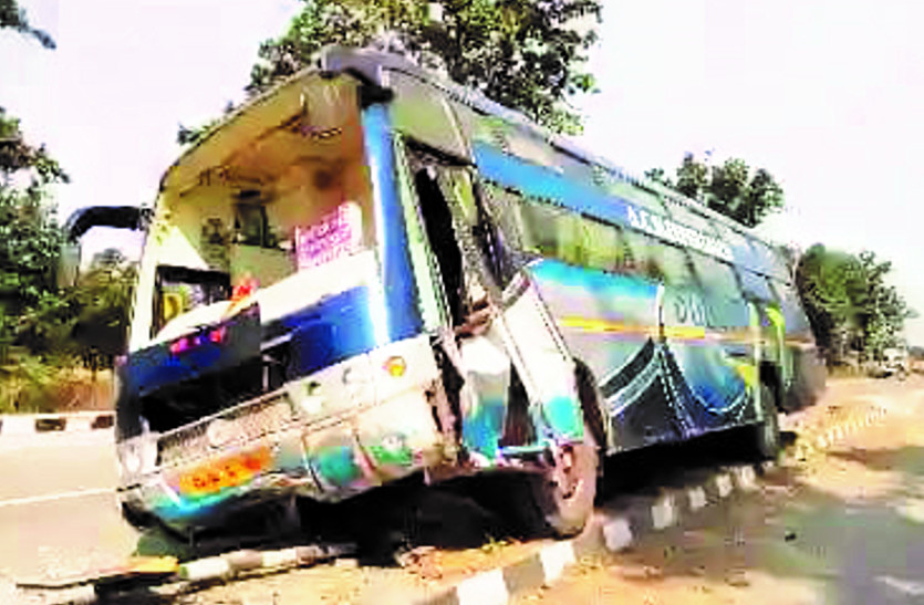 अंबिकापुर से रायपुर जा रही बस डिवाइडर से टकराई, 22 यात्री घायल