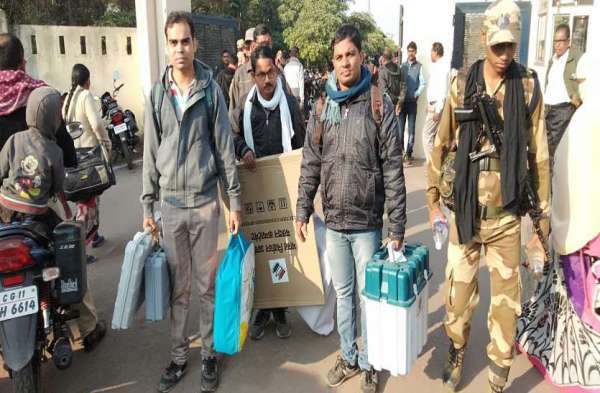 Photo Gallery : लोकतंत्र के पर्व में हम निभा रहे अपनी ड्यूटी, अब आपकी बारी...