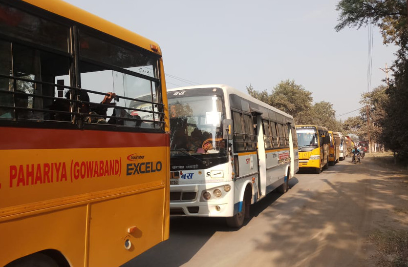 मतदान सामग्री को लेने कई घंटे लाइन में खड़े रहे मतदान दल, जिले के 1407 पोलिंग बूथ में कल होना है चुनाव, इतने कर्मचारियों की लगी ड्यूटी