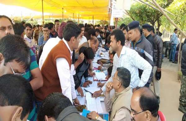 Photo Gallery : लोकतंत्र के पर्व में हम निभा रहे अपनी ड्यूटी, अब आपकी बारी...