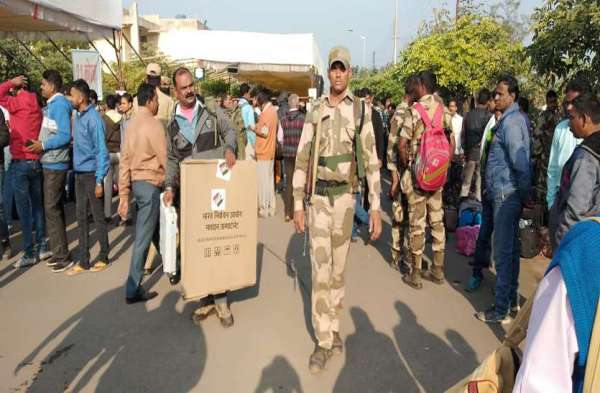 Photo Gallery : लोकतंत्र के पर्व में हम निभा रहे अपनी ड्यूटी, अब आपकी बारी...