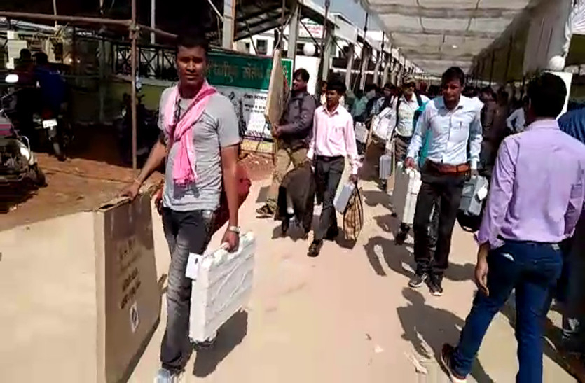 सुरक्षा बलों की निगरानी में रवाना हुई मतदान पार्टियां, देखें वीडियो
