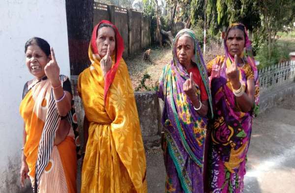 Photo Gallery : मतदान को लेकर मतदाताओं में दिखा खासा उत्साह