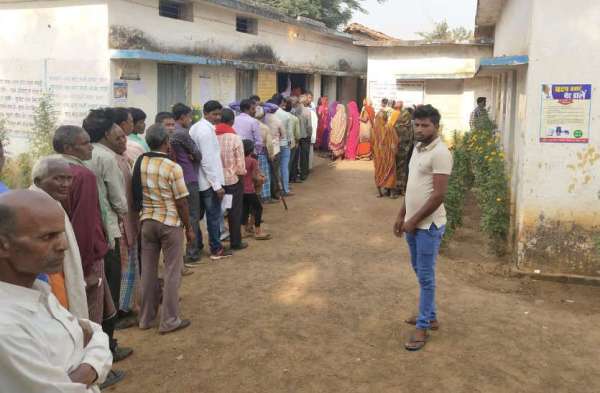 Photo Gallery : अपनी बारी के इंतजार में घंटों कतार में खड़े रहे मतदाता, इसके बाद भी नहीं थका दिल और दिमाग