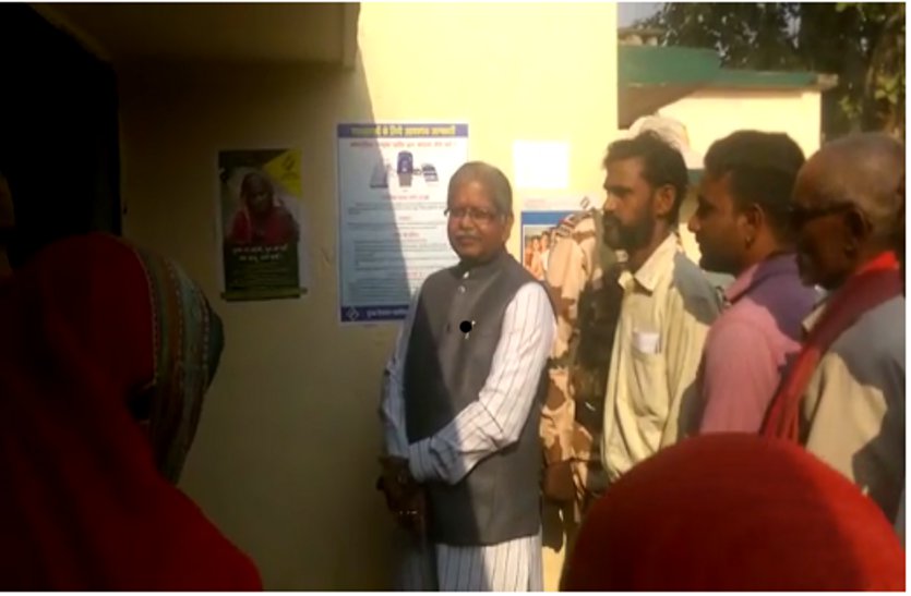 भाजपा के प्रदेश अध्यक्ष धरमलाल कौशिक पहुंचे पोलिंग बूथ, सपरिवार किया मतदान