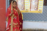 वोट डालना था जरूरी, इसलिए रस्मों को बीच में ही रोका, फिर शादी का लाल जोड़ा पहने मतदान करने पहुचीं नई नवेली दुल्हन