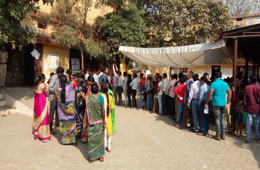 crowd in polling booth