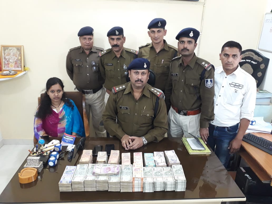 Rs 20 lakh cash recovered from youth, overbrige,  itarsi, police, fst, itarsi