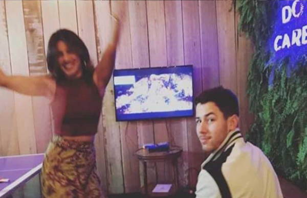 प्रियंका ने मंगेतर निक के पीछे मारी जोर से लात, खुशी से लगी उछलनें, देखें तस्वीरों में