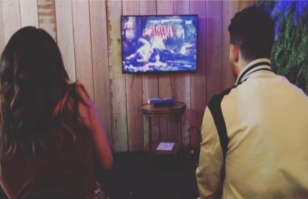 प्रियंका ने मंगेतर निक के पीछे मारी जोर से लात, खुशी से लगी उछलनें, देखें तस्वीरों में