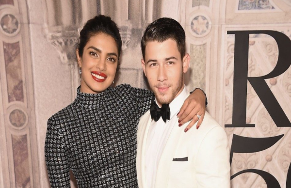 प्रियंका ने मंगेतर निक के पीछे मारी जोर से लात, खुशी से लगी उछलनें, देखें तस्वीरों में