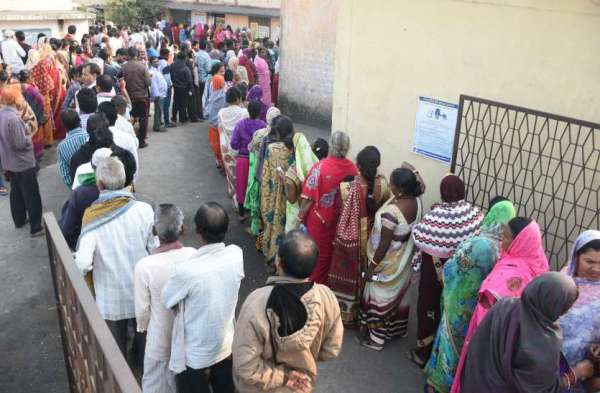 Photo Gallery : सुबह होते ही मतदाता पहुंचे मतदान केंद्र, वोट डालने लगी लंबी कतार