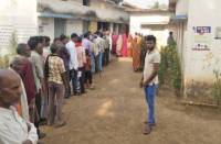 पामगढ़, बम्हनीडीह के कई केंद्रों पर ईवीएम ने दिया धोखा, एक घंटे देरी से शुरू हुआ मतदान