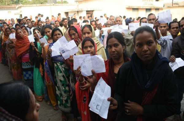 Photo Gallery : सुबह होते ही मतदाता पहुंचे मतदान केंद्र, वोट डालने लगी लंबी कतार