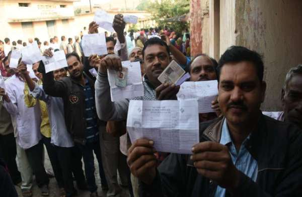 Photo Gallery : सुबह होते ही मतदाता पहुंचे मतदान केंद्र, वोट डालने लगी लंबी कतार
