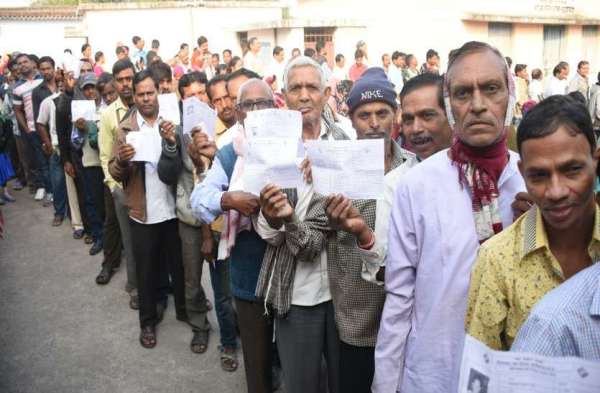 Photo Gallery : सुबह होते ही मतदाता पहुंचे मतदान केंद्र, वोट डालने लगी लंबी कतार