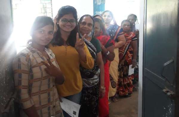 Photo Gallery : मतदान को लेकर मतदाताओं में दिखा खासा उत्साह