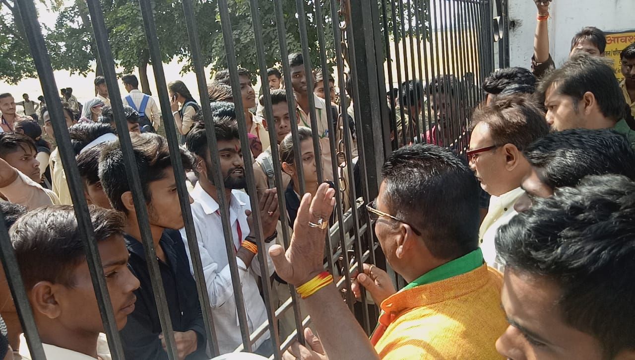 Students stopped the Congress candidate from coming to the college