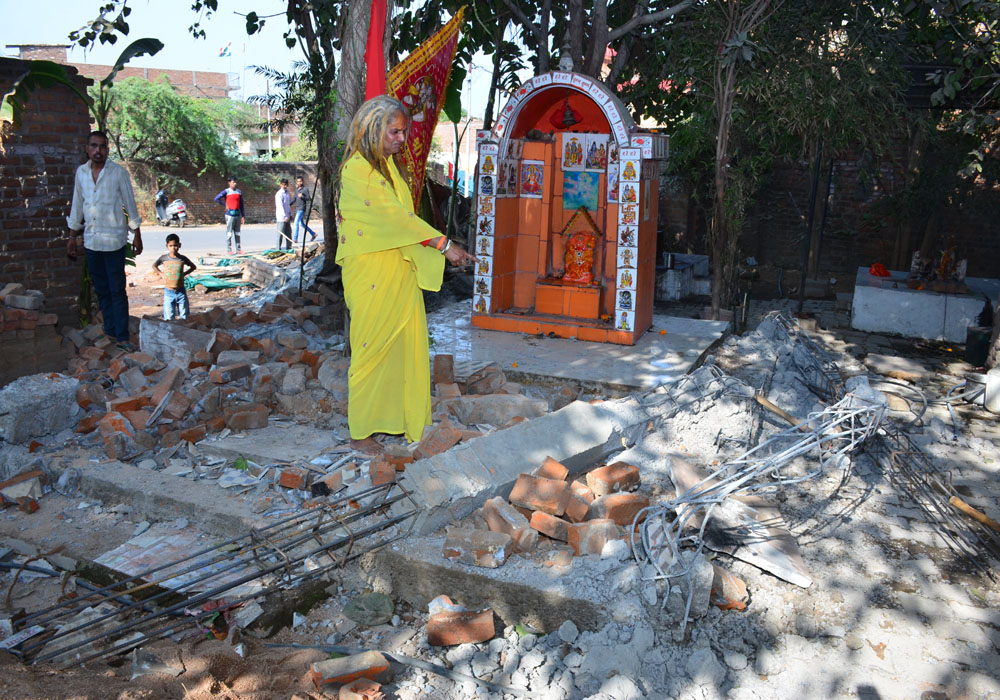 clash after demolish a tmeple boundry wall in jhansi